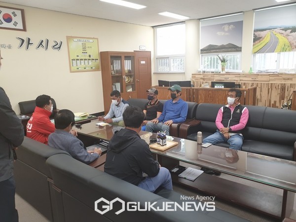 허향진 국민의힘 제주도지사 예비후보가 4일 표선면 가시리사무소를 찾아 마을 주민 마을주민 10여 명과 함께 정석비행장 논란 관련 주민간담회를 실시했다