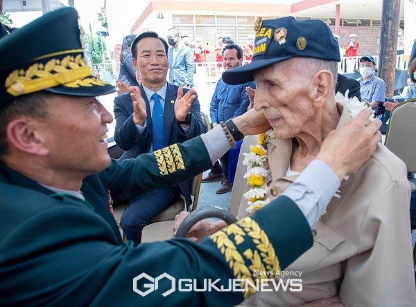 5일(현지시간) 멕시코 몬테레이에서 열린 나라사랑 보금자리 기공식 행사에서 고태남 육군인사사령관(사진 왼쪽)이 헤수스 칸투 6·25전쟁 멕시코 참전용사의 목에 꽃다발을 걸어주고 있다.(사진제공.육군)