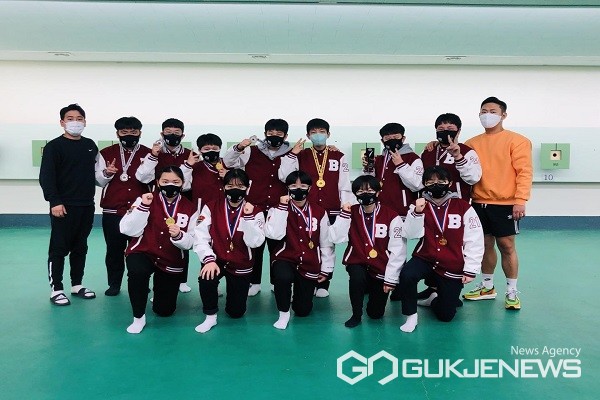 단체 은메달 수상 후 포즈 모습.(제공=청주교육지원청)