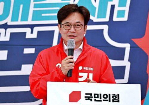 ▲김병수 김포시장 후보이 ‘4대 핵심 도로교통 공약’을 발표하고 있다.