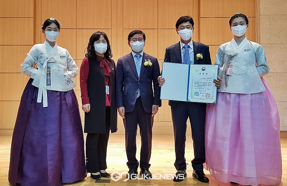당산나무할아버지 위촉장을 받은 김상동(왼쪽 네번째) 이장과 김현모 문화재청장(가운데)