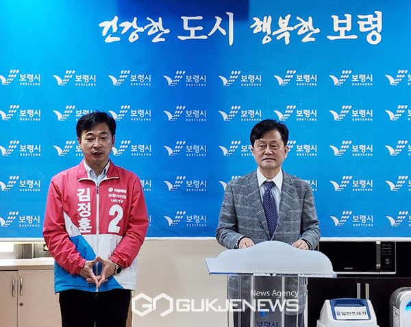 엄승용 박사(오른쪽)가 16일 보령시청 기자실에서 김동일 보령시장 후보 지지선언을 하고 있다.