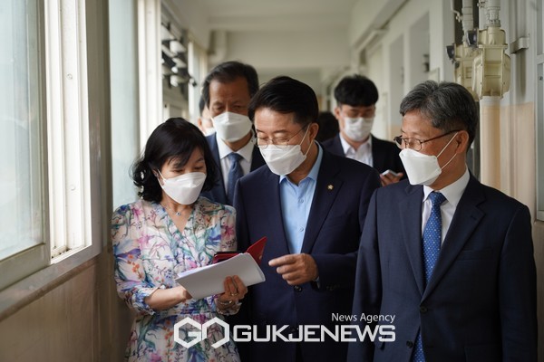 사진=조정식 국회의원은 지지선언에 참여한 선종국 회장 등 30여명과 함께 한솔7 임대아파트에서 운영중인 마이홈센터와 주거복지동 치매전담센터 그리고 단지내 저장강박증세대를 방문하여 현장의 목소리를 듣는 시간을 가졌다./경기주거복지활동가 1000인