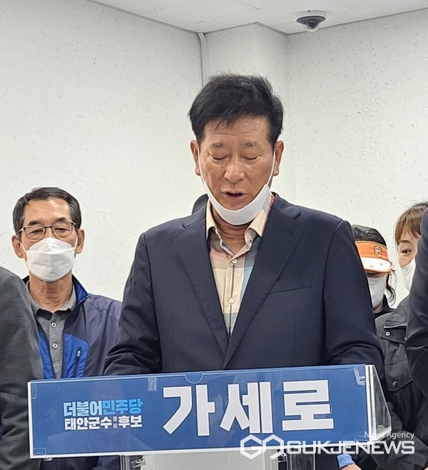 6·1 전국동시지방선거가 2주 앞으로 다가온 가운데, 충남 태안지역 국민의힘 일부 당원들이 더불어민주당 가세로 태안군수 후보 지지를 선언하고 나서 그 배경에 이목이 쏠린다. 사진은 17일 기자회견문을 낭독하고 있는 국민의힘 성일종 국회의원 관광정책특보 윤현돈 씨. (태안 = 최병민 기자)