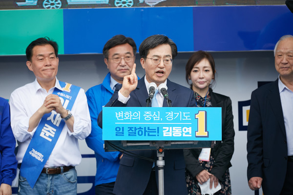 김동연 더불어민주당 경기도지사 후보가 19일 경기도 수원시 지동교 광장에서 첫 유세를 하고 있다. 사진제공=김동연 동행캠프