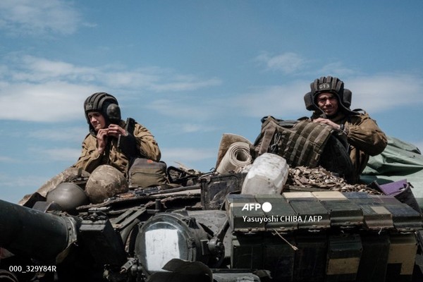 러시아의 우크라이나 침공이 한창이던 2022년 5월 12일 우크라이나 동부 바흐무트 인근에서 우크라이나 군인들이 탱크에 앉아 있다. 사진제공/AFP통신