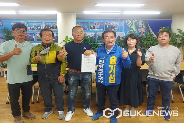 진천전통민속오일장상인회가 송기섭 진천군수 후보에 대한 지지를 선언했다.(제공=송기섭 후보)