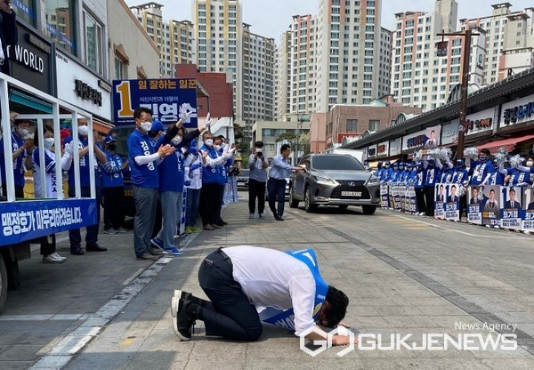 더불어민주당 맹정호 서산시장 후보가 지난 19일 서산동부시장 입구 시장약국 앞 도로에서 시민들에게 큰절을 하고 있다. (사진 = 캠프 제공)