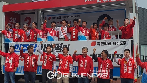 허향진 후보는 28일 오전 10시 제주도청 앞에서 기자회견을 열고 "제주도민이 청주공항을 이용해야 하는 항의가 빗발치고 있다"며 "만약 오영훈과 이를 논의했다면 도지사 후보를 사퇴해야 한다"고 목소리를 높였다.[사진=문서현 기자'