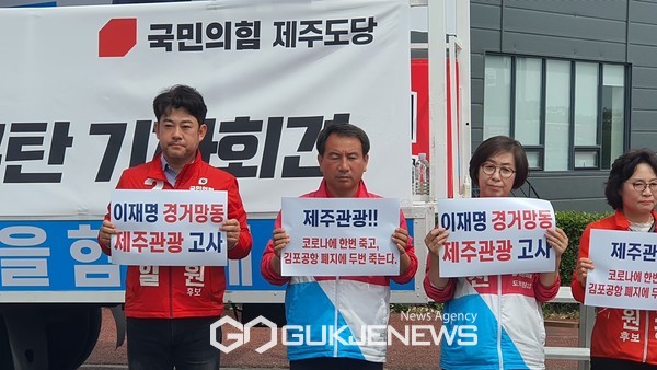 허향진 후보는 28일 오전 10시 제주도청 앞에서 기자회견을 열고 "제주도민이 청주공항을 이용해야 하는 항의가 빗발치고 있다"며 "만약 오영훈과 이를 논의했다면 도지사 후보를 사퇴해야 한다"고 목소리를 높였다.[사진=문서현 기자'