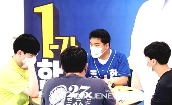 한채훈 의왕시의원 후보, 청년들과 정책간담회 [사진=김서중 기자]