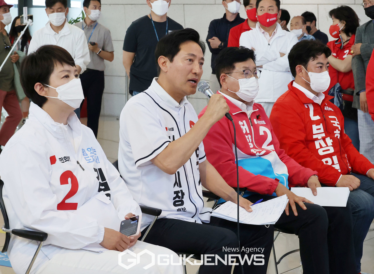 (서울=국제뉴스) 30일 국민의힘 주최로 김포공항에서 열린 ‘김포공항 이전 저지를 위한 공동 기자회견 및 연대 협약식’에서 (왼쪽부터)김은혜 경기도지사 후보, 오세훈 서울시장 후보, 허향진 제주도지사 후보, 부상일 제주을 국회의원 보궐선거 후보가 나란히 앉아 계양을 보궐선거 더불어민주당 이재명 후보의 ‘김포공항 이전 공약’에 대해 비판하고 있다..／사진=이용우기자