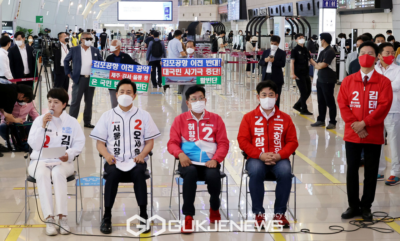 (서울=국제뉴스) 30일 국민의힘 주최로 김포공항에서 열린 ‘김포공항 이전 저지를 위한 공동 기자회견 및 연대 협약식’에서 (왼쪽부터)김은혜 경기도지사 후보, 오세훈 서울시장 후보, 허향진 제주도지사 후보, 부상일 제주을 국회의원 보궐선거 후보가 나란히 앉아 계양을 보궐선거 더불어민주당 이재명 후보의 ‘김포공항 이전 공약’에 대해 비판하고 있다..／사진=이용우기자