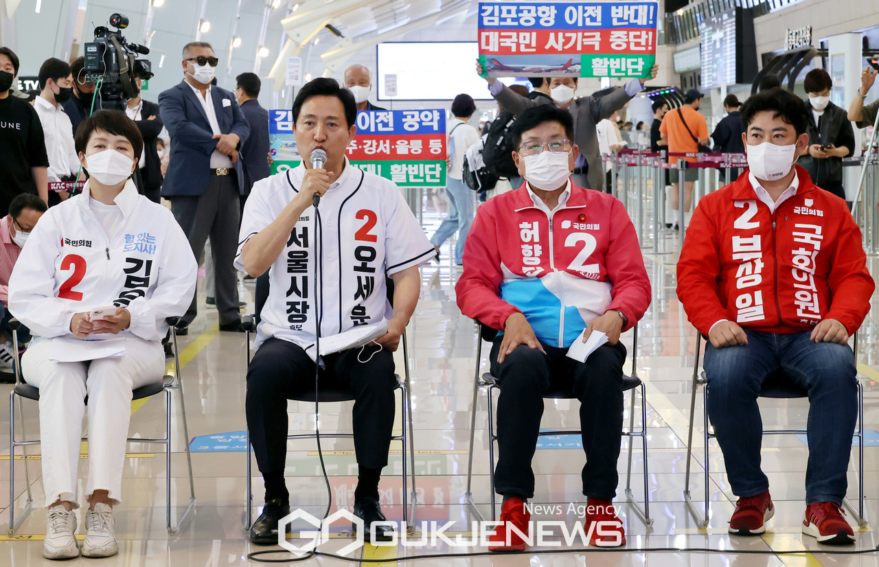 (서울=국제뉴스) 30일 국민의힘 주최로 김포공항에서 열린 ‘김포공항 이전 저지를 위한 공동 기자회견 및 연대 협약식’에서 (왼쪽부터)김은혜 경기도지사 후보, 오세훈 서울시장 후보, 허향진 제주도지사 후보, 부상일 제주을 국회의원 보궐선거 후보가 나란히 앉아 계양을 보궐선거 더불어민주당 이재명 후보의 ‘김포공항 이전 공약’에 대해 비판하고 있다..／사진=이용우기자