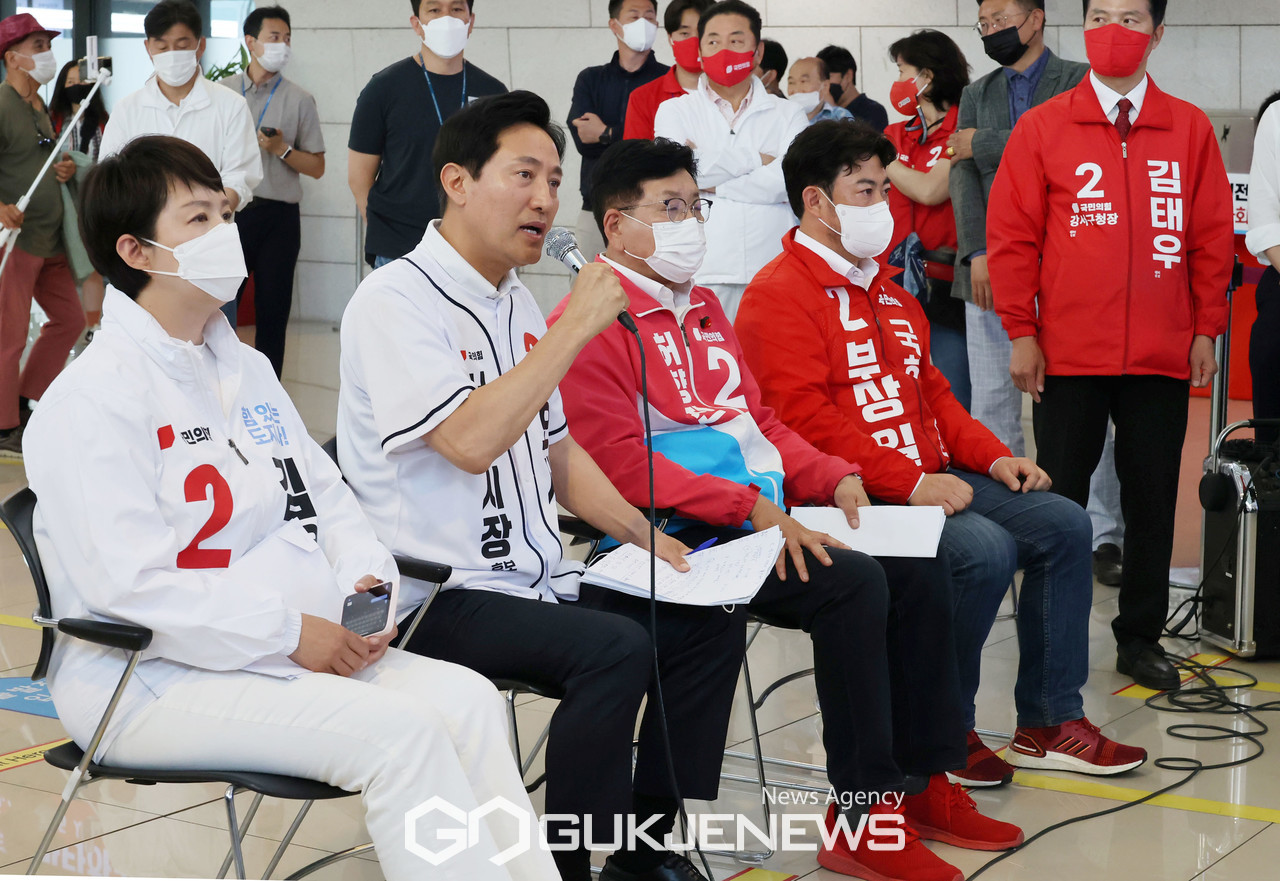 (서울=국제뉴스) 30일 국민의힘 주최로 김포공항에서 열린 ‘김포공항 이전 저지를 위한 공동 기자회견 및 연대 협약식’에서 (왼쪽부터)김은혜 경기도지사 후보, 오세훈 서울시장 후보, 허향진 제주도지사 후보, 부상일 제주을 국회의원 보궐선거 후보가 나란히 앉아 계양을 보궐선거 더불어민주당 이재명 후보의 ‘김포공항 이전 공약’에 대해 비판하고 있다..／사진=이용우기자