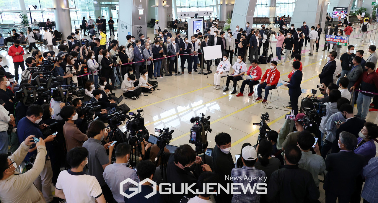 (서울=국제뉴스) 30일 국민의힘 주최로 김포공항에서 열린 ‘김포공항 이전 저지를 위한 공동 기자회견 및 연대 협약식’에서 (왼쪽부터)김은혜 경기도지사 후보, 오세훈 서울시장 후보, 허향진 제주도지사 후보, 부상일 제주을 국회의원 보궐선거 후보가 나란히 앉아 계양을 보궐선거 더불어민주당 이재명 후보의 ‘김포공항 이전 공약’에 대해 비판하고 있다..／사진=이용우기자