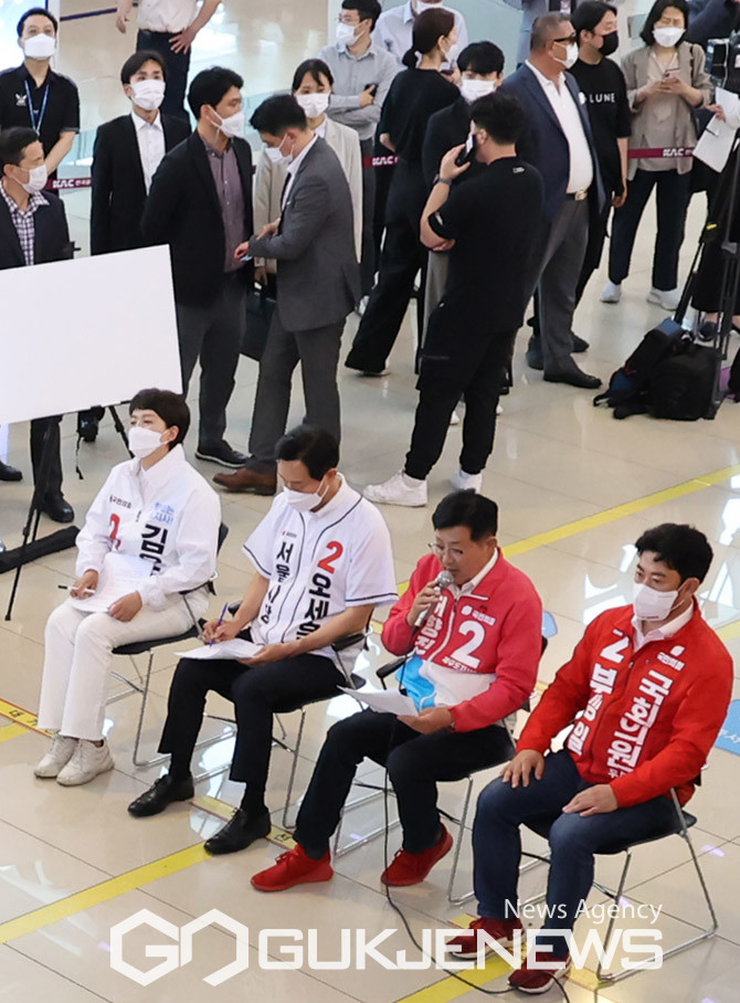 (서울=국제뉴스) 30일 국민의힘 주최로 김포공항에서 열린 ‘김포공항 이전 저지를 위한 공동 기자회견 및 연대 협약식’에서 (왼쪽부터)김은혜 경기도지사 후보, 오세훈 서울시장 후보, 허향진 제주도지사 후보, 부상일 제주을 국회의원 보궐선거 후보가 나란히 앉아 계양을 보궐선거 더불어민주당 이재명 후보의 ‘김포공항 이전 공약’에 대해 비판하고 있다..／사진=이용우기자
