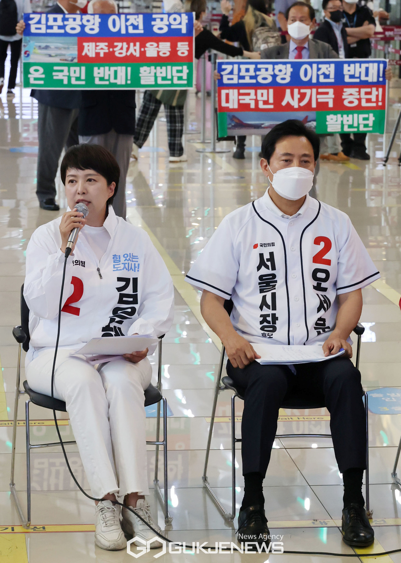 (서울=국제뉴스) 30일 국민의힘 주최로 김포공항에서 열린 ‘김포공항 이전 저지를 위한 공동 기자회견 및 연대 협약식’에서 (왼쪽부터)김은혜 경기도지사 후보, 오세훈 서울시장 후보, 허향진 제주도지사 후보, 부상일 제주을 국회의원 보궐선거 후보가 나란히 앉아 계양을 보궐선거 더불어민주당 이재명 후보의 ‘김포공항 이전 공약’에 대해 비판하고 있다..／사진=이용우기자