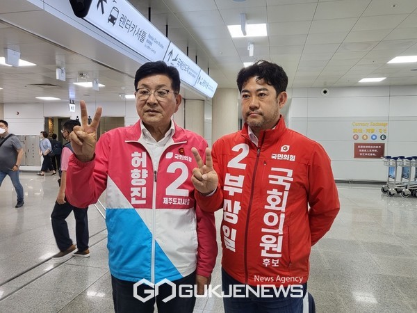 30일 오후 6시 서울 김포공항에서  오세훈·김은혜 후보와 김포공항 이전 저지를 위한 협약을 체결을 하고 내려온 후 본지와의 인터뷰에서 아무런 고민 없이 즉흥적으로 내놓은 이 공약이 제주도민 뿐만이 아니라, 서울시민, 경기도민의 경제권과 이동권을 심각하게 제한하는 헌정사상 최악의 공약으로 규정"한다고 밝혔다[사진-문서현 기자]