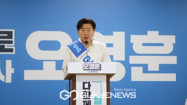  더불어민주당 오영훈 제주도지사 후보도 이날 오후 4시 긴급 기자회견을 열고 "김포공항 이전과 관련 도민의 이익에 부합하는 일이라면 중앙정부는 물론 중앙 정치권과도 다른 목소리를 내겠다며 도민의 뜻을 반영해 나가는 진정한 도민주권 도지사가 되겠다"고 천명했다. [사진=문서현 기자]