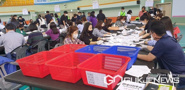 사전투표 개표 시작 모습(사진=김상민 기자)