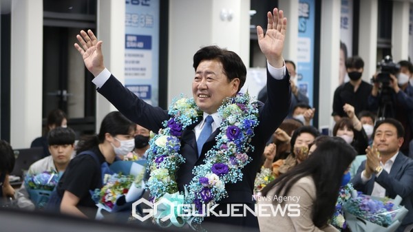 1일 오후 당선이 확실시되는 더불어민주당 오영훈 제주도지사 후보가 제주시 신광로 선거사무소에서 꽃목걸이를 걸고 세리머니를 하고 있다. [사진=문서현 기자]