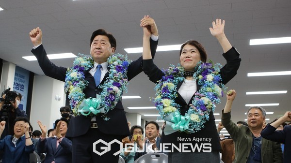  1일 오후 당선이 확실시되는 더불어민주당 오영훈 제주도지사 후보와 부인 박선희씨가  제주시 신광로 선거사무소에서 꽃목걸이를 걸고 세리머니를 하고 있다. [사진=문서현 기자]
