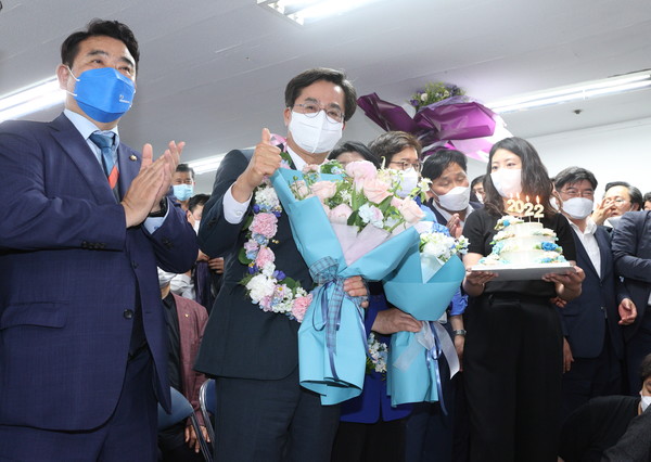 2일 오전 김동연 경기도지사 당선인이 기념포즈를 취하고 있다. 사진제공=김동연 후보 동행캠프