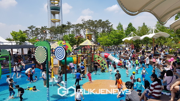 ▲ 오산시 물놀이장 등 수경시설 운영 모습.<사진=오산시 제공>