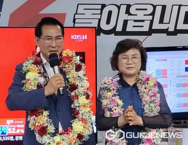 국민의힘 이완섭 서산시장 당선인이 “살맛 나는 서산을 만들기 위해 ‘해뜨는 서산 시즌2’를 멋지게 열어가겠다”고 밝혔다. 사진은 2일 새벽 당선이 확정된 후 지지자들과 시민들에게 인사말을 하고 있는 이 당선인 내외 모습. (캠프 제공)