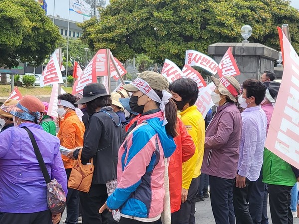 월정리 마을회와 동부하수처리장증설반대 월정리 비상대책위원회가 세계자연유산으로 등재되지 않은 용천동굴 하류구간 유네스코 세계자연유산 등재작업이 시급함을 다시 한번 알렸다. [사진=문서현 기자]