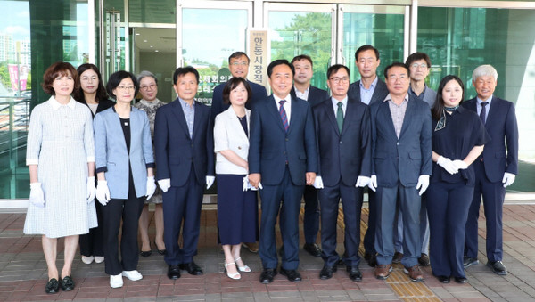안동시장직 '인수위원회' 출범... 단체기념.(사진=안동시)