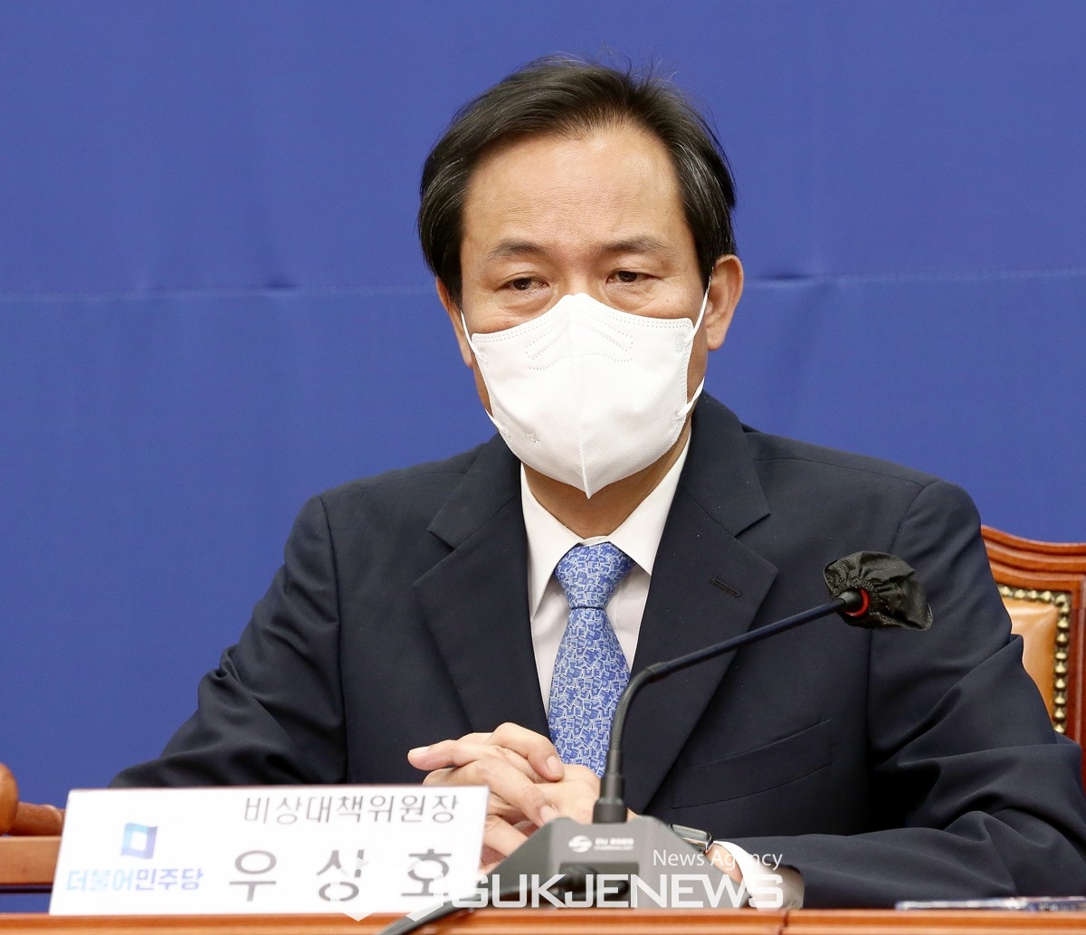 ▲우상호 더불어민주당 비상대책위원장이 13일 서울 여의도 국회에서 열린 더불어민주당 비상대책위원회의에서 심각한 표정을 짖고 있다./사진= 원명국 기자