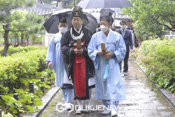 오영훈 제주특별자치도지사 당선인이 13일 삼성혈에서 분향례 봉행을 위해 삼성전으로 이동하고 있다.[사진=오영훈 당선인 인수위원회]