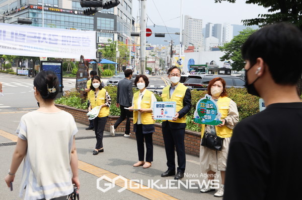 '금천에코라이프데이 거리 캠페이'에 함께 참여한 유성훈금천구청장. 사진=금천구청