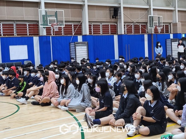 오늘(14일)에는 제주동중학교에서 1학년 230명으로 대상으로 한국 전통예술의 진가를 알리기위해 노력하는 풍물패 버라이어티 이서팀이 사물놀이 풍물공연을 펼쳤다.[사진-문서현 기자]