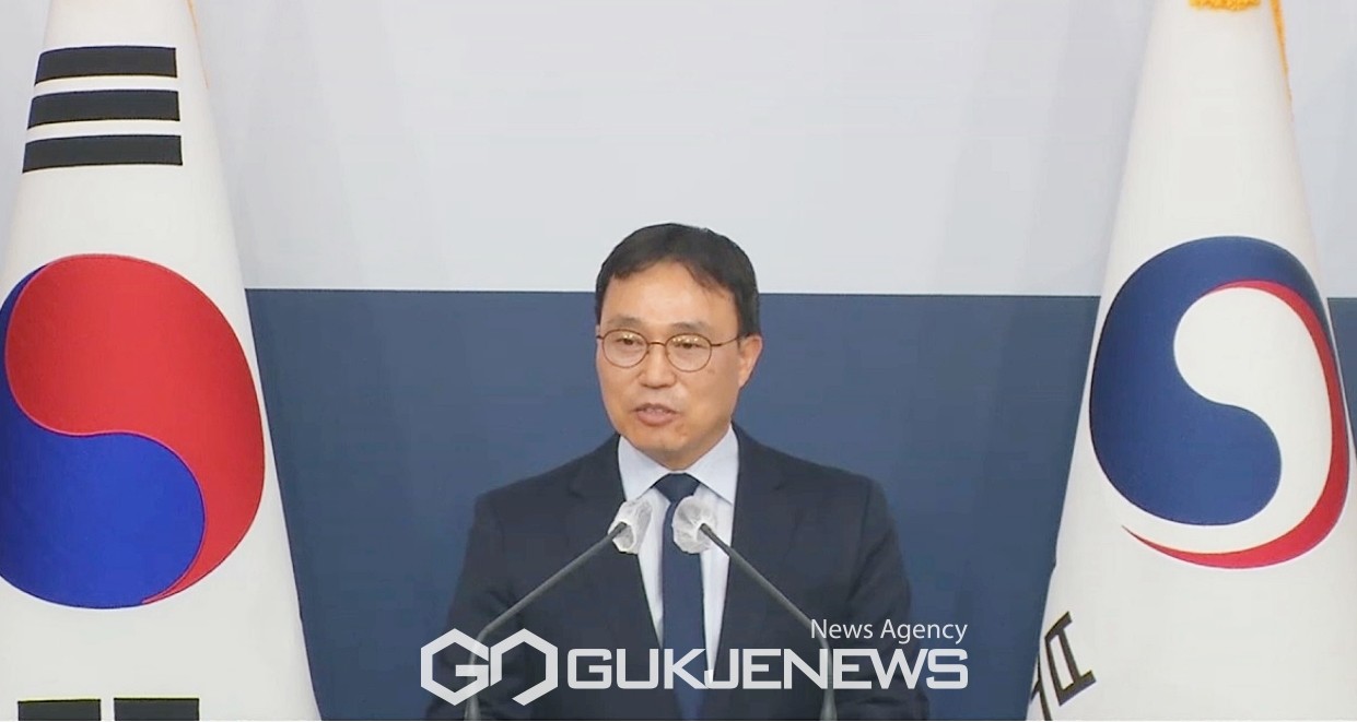 최영삼 외교부 대변인이 14일 오후 정례브리핑에서 박진 외교부 장관의 지소미아 정상화 발언 등 주요 현안에 대해 브리핑하고 있다.(e-브리핑캡쳐)