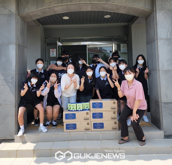 제주동중학교 또래상담 동아리는 지난달 스승의날 실시한  수제청 판매 행사에서 발생한 수익금 18만3000원으로 구입한 물품을 홍익영아원에 전달했다.[사진=제주동중학교]