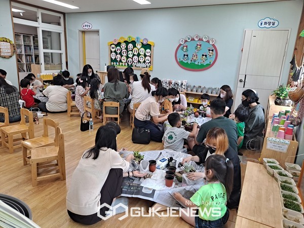 효돈병설초등학교는 지난 16일 가족과 함께하는 체험놀이 일환으로 다육이 심기에 대해 알아보고 다육이를 가족과 함께 심어보는 놀이로 진행됐다.[사진=효돈병설초등학교]