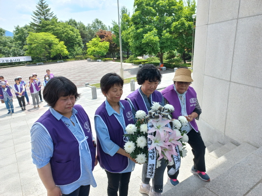 히꼬구보유미 지부장이 현충탑에 순국선열과 호국영령을 위해 헌화하고 있다.