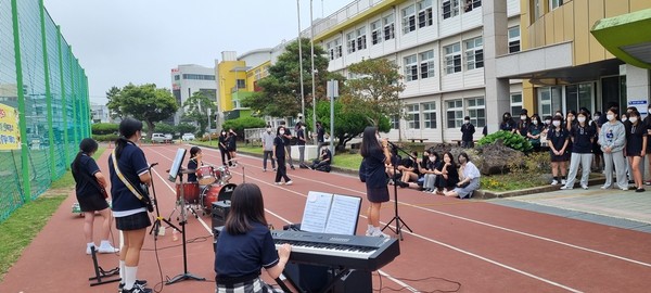 중문중학교 3학년 학생으로 구성된 데이밴드는 지난 17일 아침 등굣길 학생들에게 아름다운 노래와 음악을 선물했다. [사진=중문중학교'