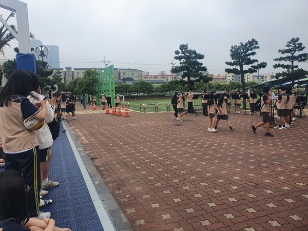 제주서중학교 한밝 오케스트라 앙상블팀이 지난 17일 등교하는 학생들을 위해 아름다운 음악회를 열었다.[사진=제주서중학교]