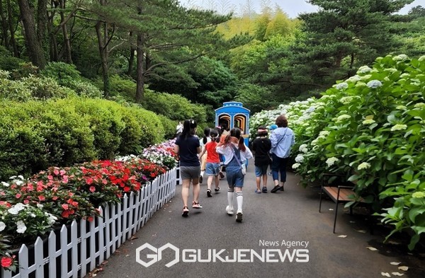 토평초등학교는 지난 18일 학부모회 주관으로 상효원에서 가족과 함께하는 수목원 나들이 행사를 진행했다.[사진=문서현 기자]