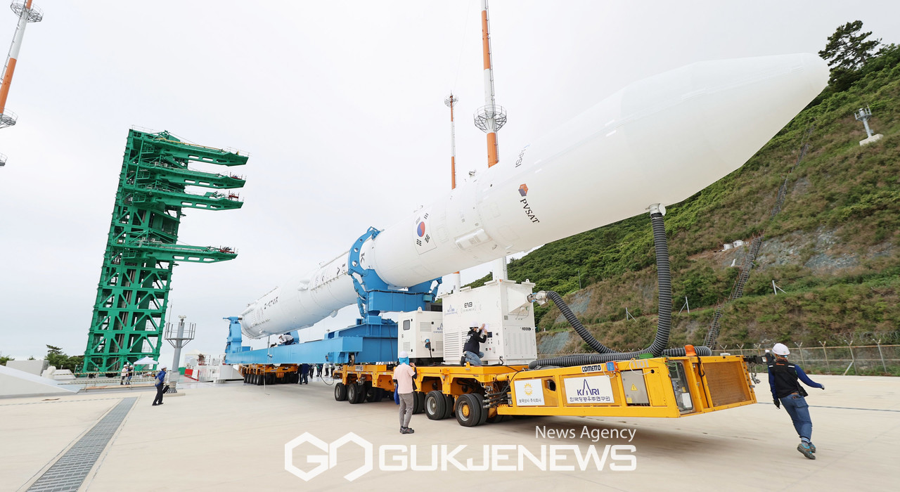(서울=국제뉴스) 한국형 발사체 누리호(KSLV-Ⅱ)가 2차 발사 예정, 전남 고흥군 나로우주센터에서 무인특수이동차량에실려 발사대로 옮겨지고 있다./사진=한국항공우주연구원 제공
