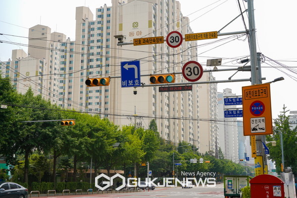 신도림-신미림 초등학교 어린이보호구역 노란신호등. 사진=구로구청