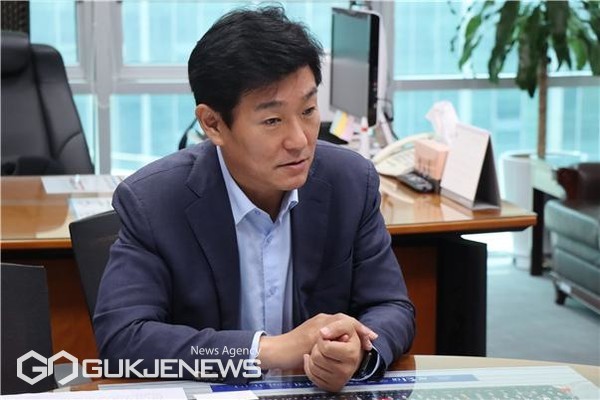 국민의힘 이주환 의원(부산 연제구)이 21일, KDI 공공투자관리센터 김형태 소장을 만나, 부산 연제구와 남구를 잇는 '황령3터널'의 예타 조사기간 단축 및 통과를 촉구했다/제공=이주환 의원실