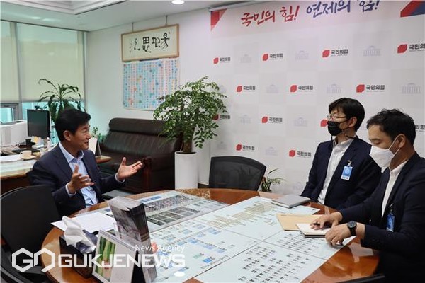 국민의힘 이주환 의원(부산 연제구)이 21일, KDI 공공투자관리센터 김형태 소장을 만나, 부산 연제구와 남구를 잇는 '황령3터널'의 예타 조사기간 단축 및 통과를 촉구했다/제공=이주환 의원실