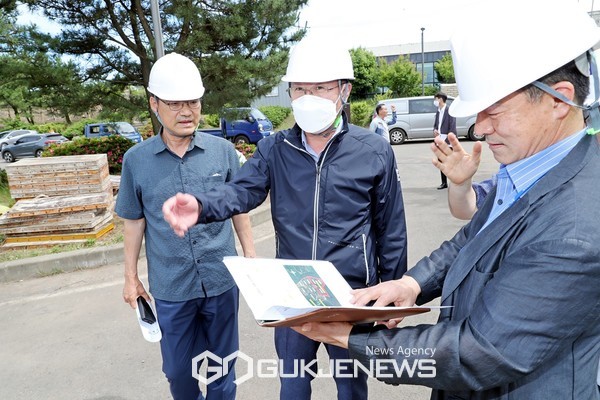 안동우 제주시장은 23일 공사 추진과정을 점검하기 위해 제주시 용강동 소재 동부 공설묘지 자연장지 전환공사 현장을 방문해 추진상황을 점검했다.[사진=제주시청]