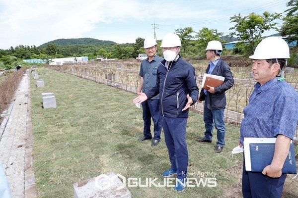 안동우 제주시장은 23일 공사 추진과정을 점검하기 위해 제주시 용강동 소재 동부 공설묘지 자연장지 전환공사 현장을 방문해 추진상황을 점검했다.[사진=제주시청]