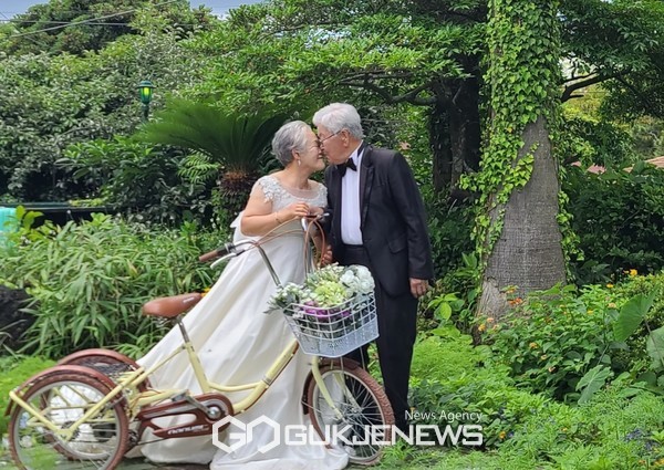 서귀포시 대천동지역사회보장협의체(공동위원장 김복심, 홍성헌)는 지난 21일 간병 등으로 심신이 지친 어르신 부부 2쌍을 